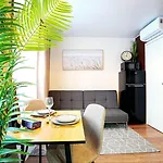 Cofy - Quiet Location, Air-conditioning, Free Parking, 24-7 Check-in-out With Prepaid Nighttime Check-in, Early Check-in, Late Check-out! *