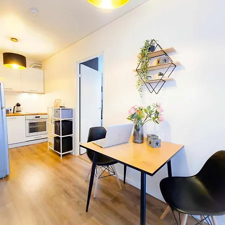 Cofy - Near-centrally Located, Quiet District, Air-conditioning, Free Parking, 24-7 Express Check-in-out, Close To Nature, Everything Need For Living! Apartment