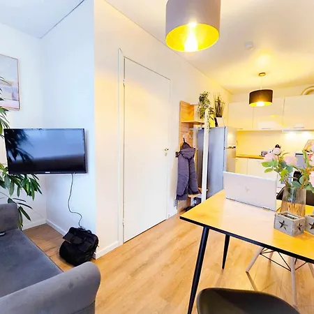 Διαμέρισμα Cofy - Quiet Location, Air-conditioning, Free Parking, 24-7 Check-in-out With Prepaid Nighttime Check-in, Early Check-in, Late Check-out!