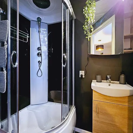 Cofy - Near-centrally Located, Quiet District, Air-conditioning, Free Parking, 24-7 Express Check-in-out, Close To Nature, Everything Need For Living! Apartmán *
