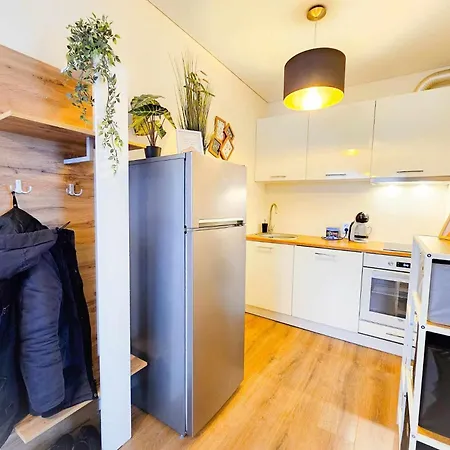 Cofy - Near-centrally Located, Quiet District, Air-conditioning, Free Parking, 24-7 Express Check-in-out, Close To Nature, Everything Need For Living! Apartment