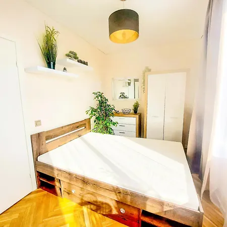 Διαμέρισμα Cofy - Quiet Location, Air-conditioning, Free Parking, 24-7 Check-in-out With Prepaid Nighttime Check-in, Early Check-in, Late Check-out! *