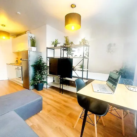 Apartment Cofy - Near-centrally Located, Quiet District, Air-conditioning, Free Parking, 24-7 Express Check-in-out, Close To Nature, Everything Need For Living! *