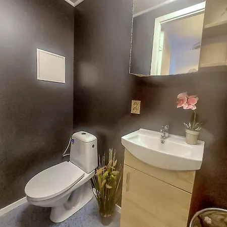 Cofy - Near-centrally Located, Quiet District, Air-conditioning, Free Parking, 24-7 Express Check-in-out, Close To Nature, Everything Need For Living! Apartment