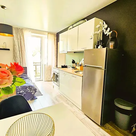 Apartment Cofy - Near-centrally Located, Quiet District, Air-conditioning, Free Parking, 24-7 Express Check-in-out, Close To Nature, Everything Need For Living! *