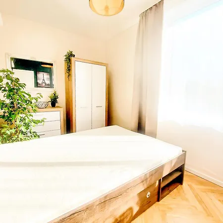 Cofy - Near-centrally Located, Quiet District, Air-conditioning, Free Parking, 24-7 Express Check-in-out, Close To Nature, Everything Need For Living! Apartment *