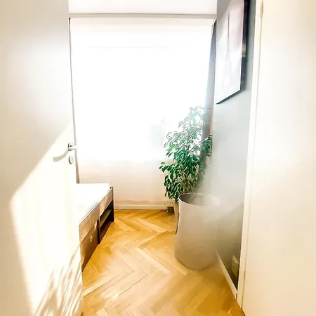 Cofy - Near-centrally Located, Quiet District, Air-conditioning, Free Parking, 24-7 Express Check-in-out, Close To Nature, Everything Need For Living! Apartment