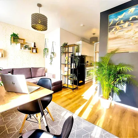 Cofy - Near-centrally Located, Quiet District, Air-conditioning, Free Parking, 24-7 Express Check-in-out, Close To Nature, Everything Need For Living! Apartment *