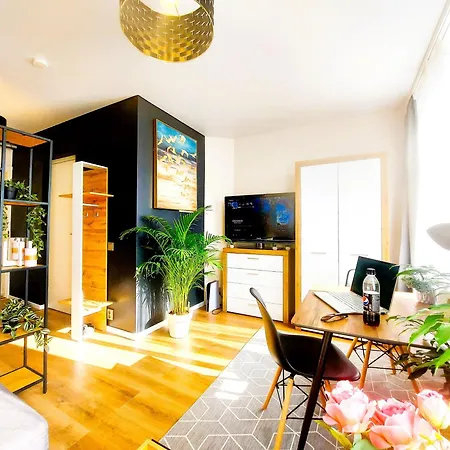 Cofy - Near-centrally Located, Quiet District, Air-conditioning, Free Parking, 24-7 Express Check-in-out, Close To Nature, Everything Need For Living!