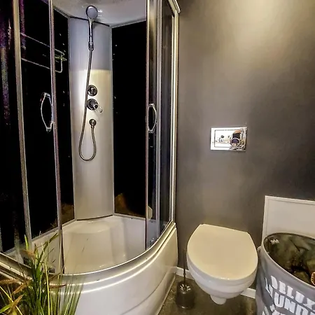 Cofy - Near-centrally Located, Quiet District, Air-conditioning, Free Parking, 24-7 Express Check-in-out, Close To Nature, Everything Need For Living! Apartment *