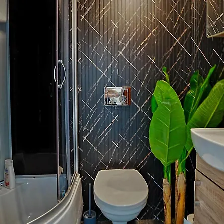 Cofy - Near-centrally Located, Quiet District, Air-conditioning, Free Parking, 24-7 Express Check-in-out, Close To Nature, Everything Need For Living! Apartament