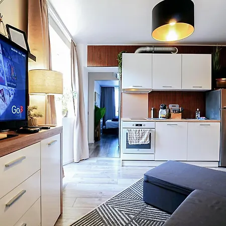 شقة Cofy - Near-centrally Located, Quiet District, Air-conditioning, Free Parking, 24-7 Express Check-in-out, Close To Nature, Everything Need For Living!