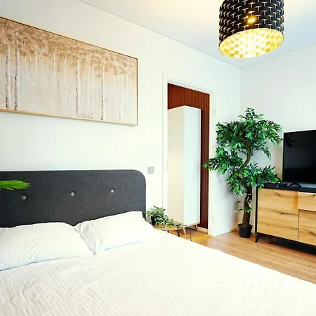 Cofy - Quiet Location, Air-conditioning, Free Parking, 24-7 Check-in-out With Prepaid Nighttime Check-in, Early Check-in, Late Check-out!