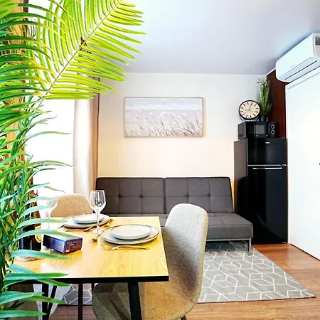 Cofy - Quiet Location, Air-conditioning, Free Parking, 24-7 Check-in-out With Prepaid Nighttime Check-in, Early Check-in, Late Check-out! *