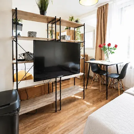 Cofy - Quiet Location, Air-conditioning, Free Parking, 24-7 Check-in-out With Prepaid Nighttime Check-in, Early Check-in, Late Check-out! Διαμέρισμα