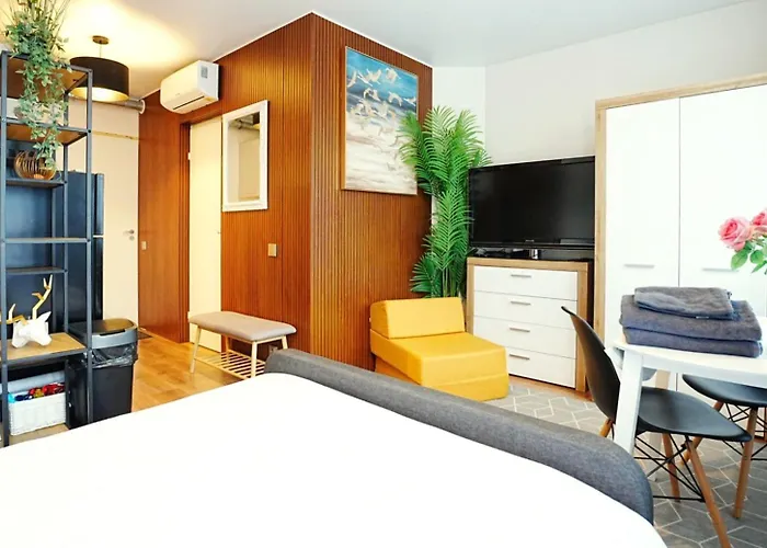 Apartman Cofy - Near-centrally Located, Quiet District, Air-conditioning, Free Parking, 24-7 Express Check-in-out, Close To Nature, Everything Need For Living! *